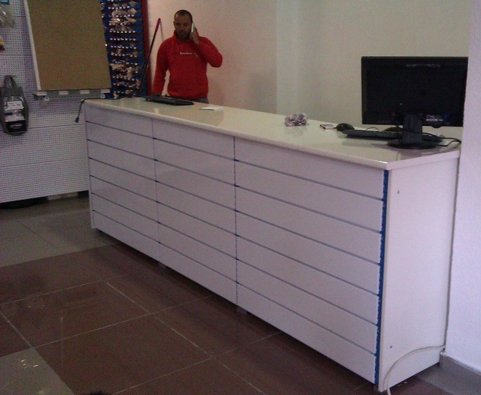 mostrador metalico con lamas metalicas